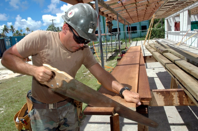 charpentier-ANTIBES-min_worker_construction_building_carpenter_male_job_build_helmet-893290